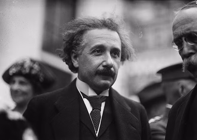 Albert Einstein (Ảnh chụp năm 1921).