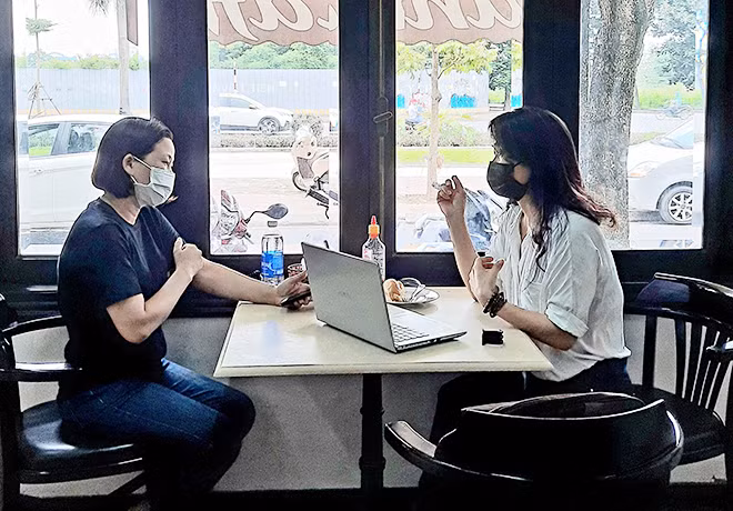 Trưởng ban liên lạc cựu học sinh Trường cấp 3 Yên Viên gặp gỡ chia sẻ, động viên vợ anh Nguyễn Trần Minh (bên trái). Trưởng ban liên lạc cựu học sinh Trường cấp 3 Yên Viên gặp gỡ chia sẻ, động viên vợ anh Nguyễn Trần Minh (bên trái).