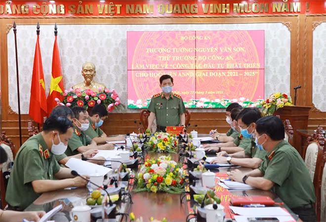 Thứ trưởng Nguyễn Văn Sơn và các đại biểu tại buổi làm việc.