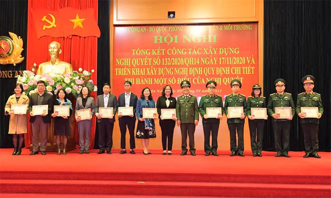 Thứ trưởng Nguyễn Văn Sơn trao Kỷ niệm chương Bảo vệ an ninh Tổ quốc cho các cá nhân.