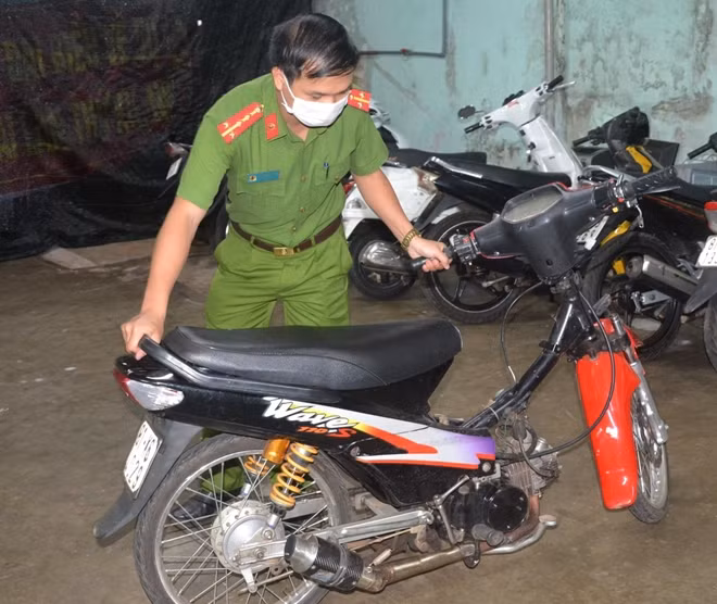 Xe mô tô được các đối tượng độ chế để đua xe trái phép bị Cảnh sát 113 tạm giữ.