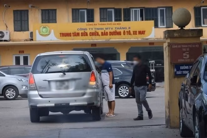 Nhóm “cò mồi” này vẫn ngang nhiên hoạt động tại số 5 Ngọc Hồi.
