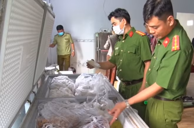 Lực lượng chức năng thu giữ số lượng lớn thực phẩm chay không đảm bảo an toàn thực phẩm.
