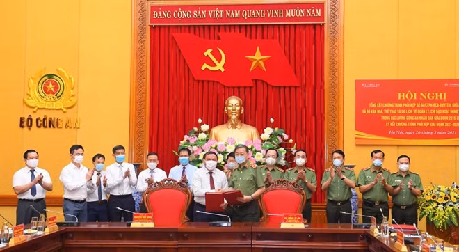 Bộ trưởng Tô Lâm cùng Bộ trưởng Bộ Văn hoá, Thể thao và Du lịch ký kết Chương trình phối hợp.