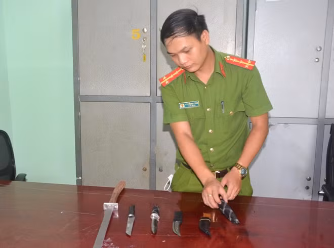 Nhiều hung khí các đối tượng mang theo để gây rối trật tự bị Cảnh sát 113 phát hiện thu giữ.