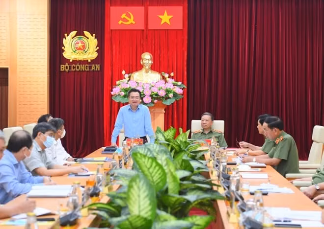 Bộ trưởng Nguyễn Thanh Nghị phát biểu tại buổi làm việc.