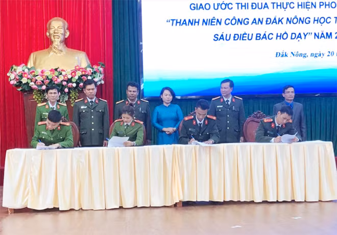 Ký kết giao ước thi đua triển khai thực hiện phong trào “Thanh niên Công an Đắk Nông thực hiện 6 điều Bác Hồ dạy” năm 2021.