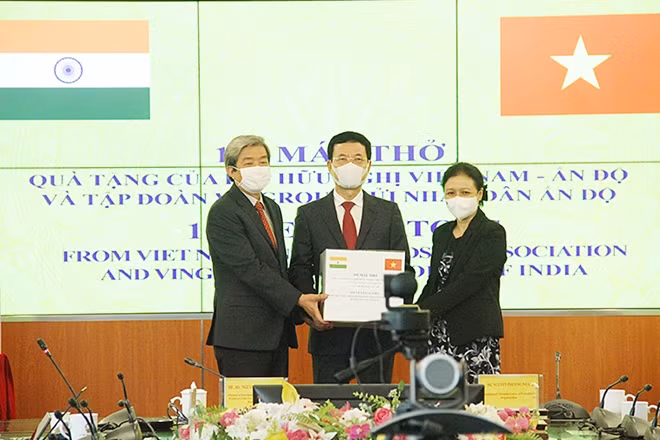 Bộ trưởng Bộ TT&TT Nguyễn Mạnh Hùng trao máy thở cho đại diện Liên hiệp các tổ chức hữu nghị Việt Nam, thông qua tổ chức này chuyển đến nhân dân Ấn Độ