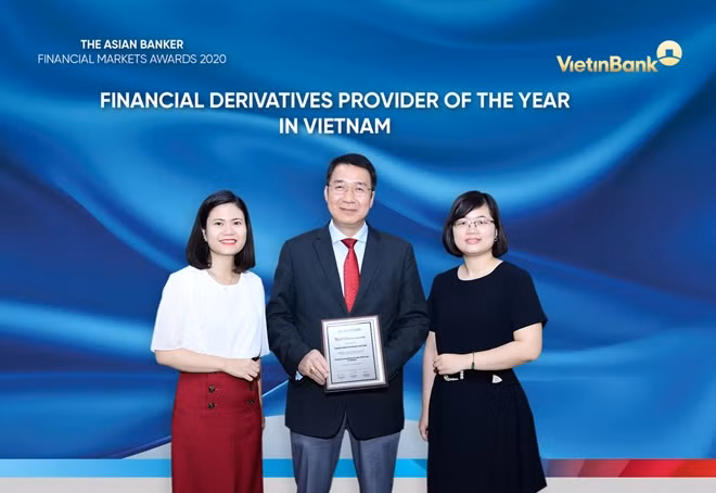 Ông Nguyễn Đức Thành - Phó Tổng Giám đốc kiêm Giám đốc Khối Kinh doanh Vốn và Thị trường VietinBank và đại diện Phòng Kinh doanh ngoại hối, Kinh doanh vốn nhận giải thưởng của The Asian Banker.