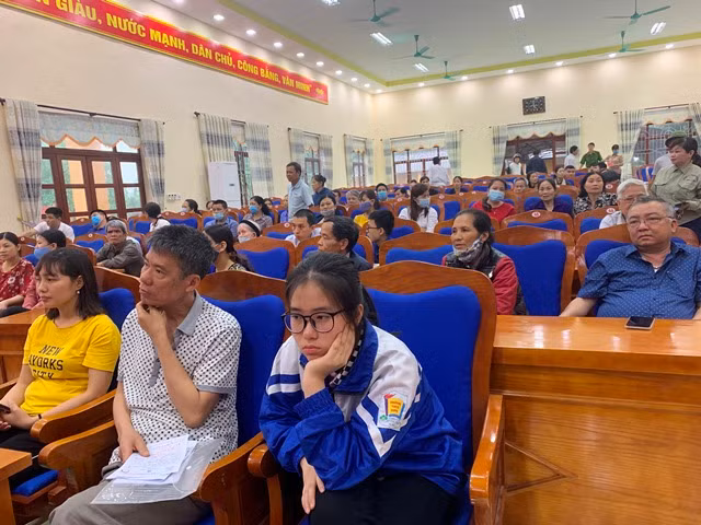 Em Nguyễn Thị Minh Hải, 14 tuổi được bố đưa đến hội trường UBND thị trấn Hùng Sơn để đợi làm thủ tục cấp CCCD gắn chíp.