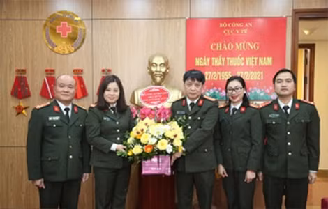 Đại tá Phạm Khải chúc mừng lãnh đạo, CBCS Cục Y tế (Bộ Công an)..