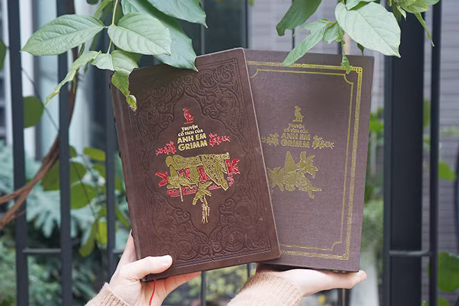 Một phiên bản sách bìa da có giá hàng triệu đồng.
