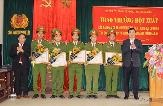 Đồng chí Nguyễn Minh Tiến, Bí thư Huyện uỷ và đồng chí Hoàng Mạnh Dũng, Chủ tịch UBND huyện Thanh Liêm trao thưởng cho cá nhân có thành tích xuất sắc trong công tác đấu tranh, phòng chống tội phạm.