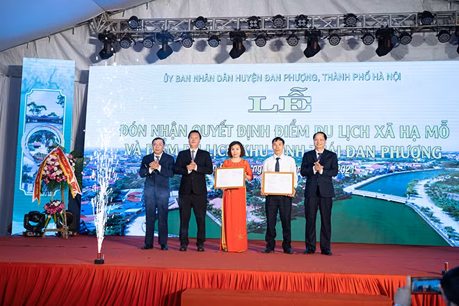 Trưởng ban Dân vận Thành ủy Nguyễn Doãn Toản trao Quyết định công nhận điểm du lịch xã Hạ Mỗ, điểm du lịch Khu sinh thái Đan Phượng cho lãnh đạo huyện Đan Phượng.