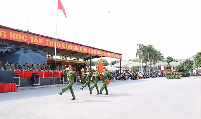 Các học viên thực hiện nghi thức tại lễ bế giảng.