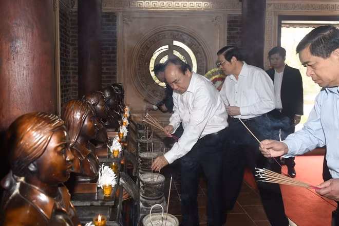 Thủ tướng dâng hương tưởng nhớ các Anh hùng, liệt sĩ tại Khu di tích lịch sử Truông Bồn. Ảnh: VGP/Quang Hiếu.