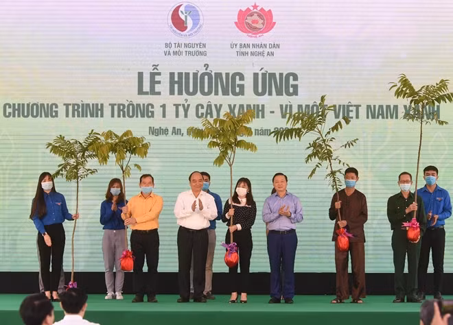 Thủ tướng Nguyễn Xuân Phúc dự lễ hưởng ứng chương trình trồng 1 tỷ cây xanh tại Nghệ An. Ảnh: VGP/Quang Hiếu.