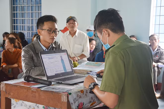 Tổ cấp căn cước công dân lưu động Công an huyện Mang Yang làm thủ tục cho nhân dân tại thôn 1, xã Ayun, huyện Mang Yang.