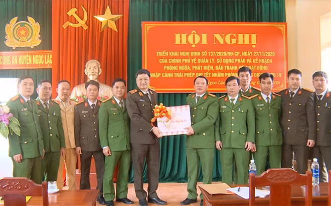 Thiếu tướng Trần Phú Hà thăm, tặng quà chúc Tết CBCS Công an huyện Ngọc Lặc.