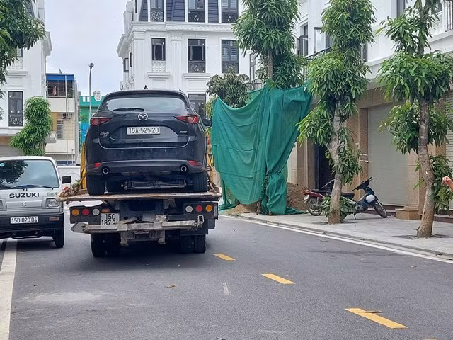 Xe ô tô liên quan đến vụ va chạm được Công an tạm giữ phục vụ điều tra.