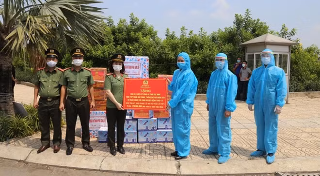Công an Sơn La trao quà ủng hộ phòng chống dịch COVID-19 cho 2 tỉnh Bắc Giang, Bắc Ninh.