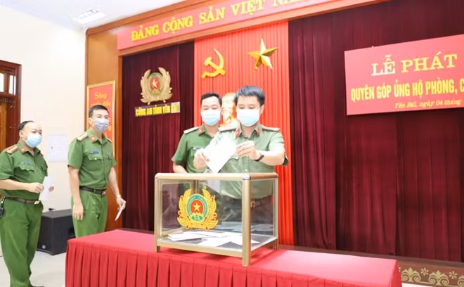Công an tỉnh Yên Bái quyên góp ủng hộ phòng chống dịch COVID-19.