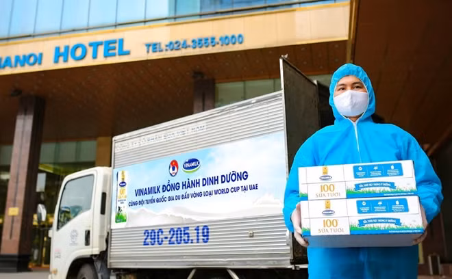 Các sản phẩm Sữa tươi 100% của Vinamilk được cẩn trọng chuyển đến khách sạn nơi đội tuyển lưu trú để cùng sang Dubai thi đấu.