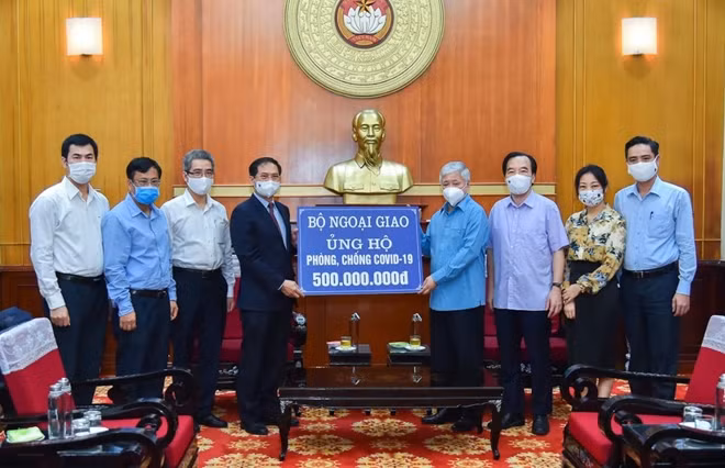 Ủy viên Trung ương Đảng, Bộ trưởng Ngoại giao Bùi Thanh Sơn đã trao tặng tượng trưng số tiền 500 triệu đồng tới Bí thư Trung ương Đảng, Chủ tịch Ủy ban Trung ương Mặt trận Tổ quốc Việt Nam Đỗ Văn Chiến, ủng hộ công tác phòng, chống dịch COVID-19.