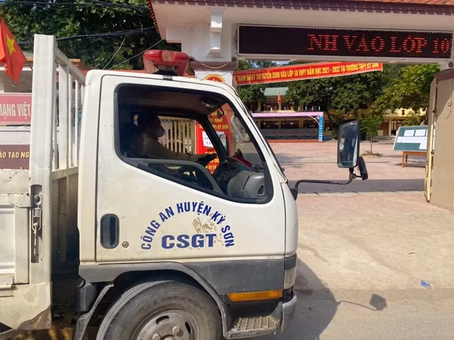 Thiếu tá Lữ Pu Duy dùng xe chuyên dụng chở em Long vượt gần 20 km kịp thời đến điểm thi.