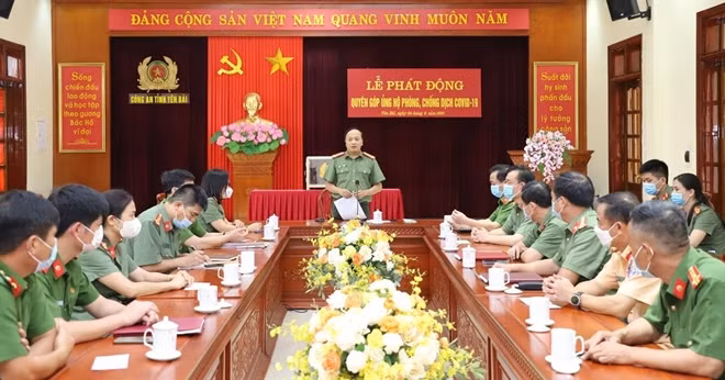 Đại tá Đặng Hồng Đức, Giám đốc Công an tỉnh phát động CBCS Công an tỉnh Yên Bái quyên góp ủng hộ phòng chống COVID-19.