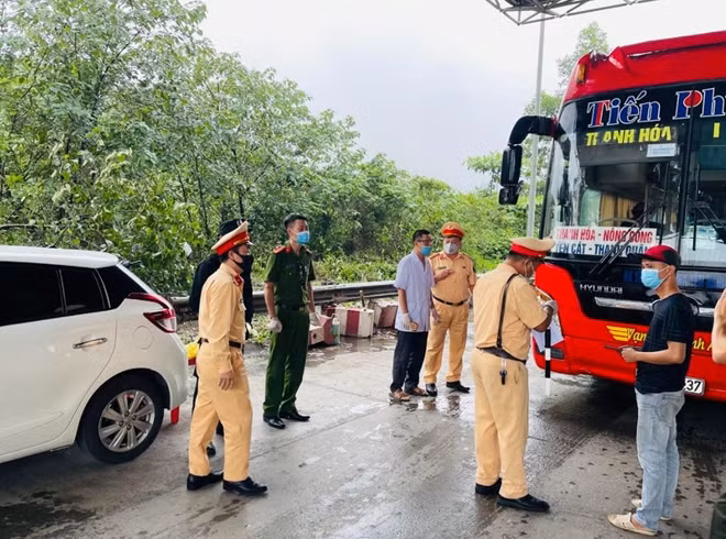 Lực lượng Cảnh sát giao thông lập chốt kiểm soát chặt người và phương tiện ra vào địa bàn tỉnh.