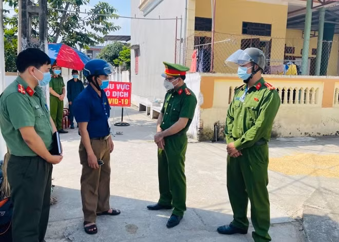 Công an huyện Thiệu Hóa cắm chốt kiểm soát những người về từ vùng dịch.