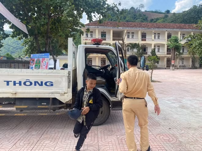 Em Lo Thiên Long được Thiếu tá Duy mở cửa xe để nhanh chóng vào phòng thi.
