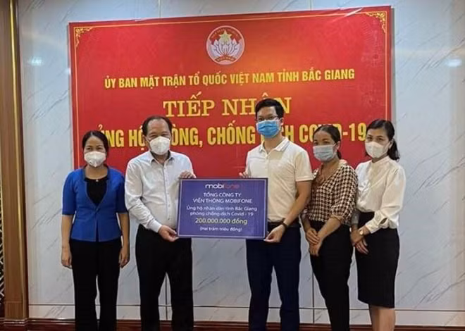 Ủng hộ công tác phòng, chống dịch tại Bắc Giang 200 triệu đồng.