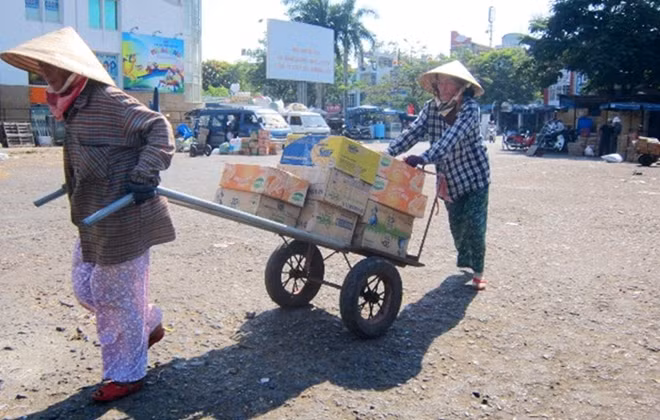 Những người bán hàng rong mưu sinh trong nắng lửa.