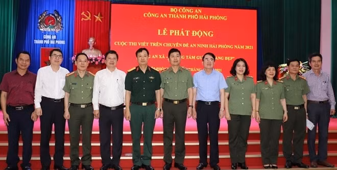 Đại biểu đến dự buổi lễ phát động cuộc thi.