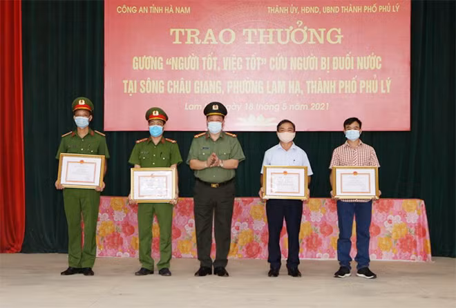 Đại tá Nguyễn Quốc Hùng - Ủy viên BTV Tỉnh ủy, Bí thư Đảng ủy, Giám đốc Công an tỉnh trao thưởng cho các cá nhân.