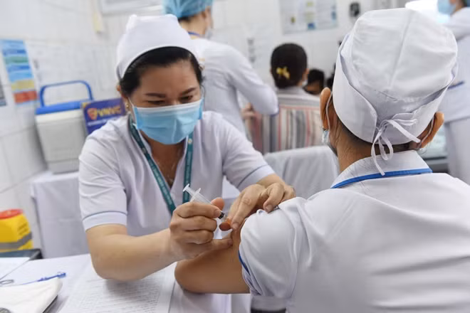 Đã có 7.530 nhân viên y tế của 65 cơ sở y tế trên địa bàn thành phố được tiêm vaccine phòng chống COVID-19.