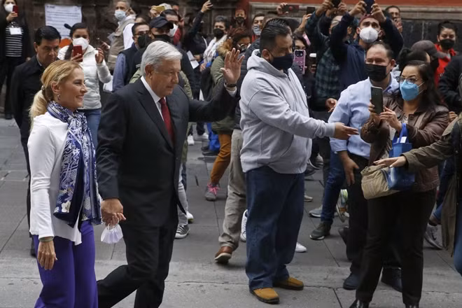 Ông Andrés Manuel López Obrador và vợ trong ngày bầu cử 6-6.