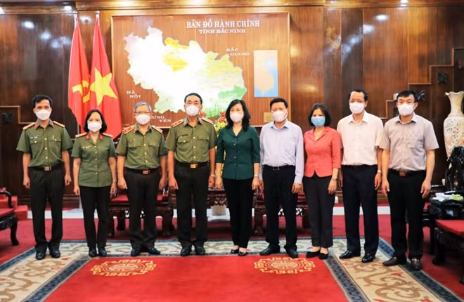 Thứ trưởng Trần Quốc Tỏ với lãnh đạo tỉnh Bắc Ninh.