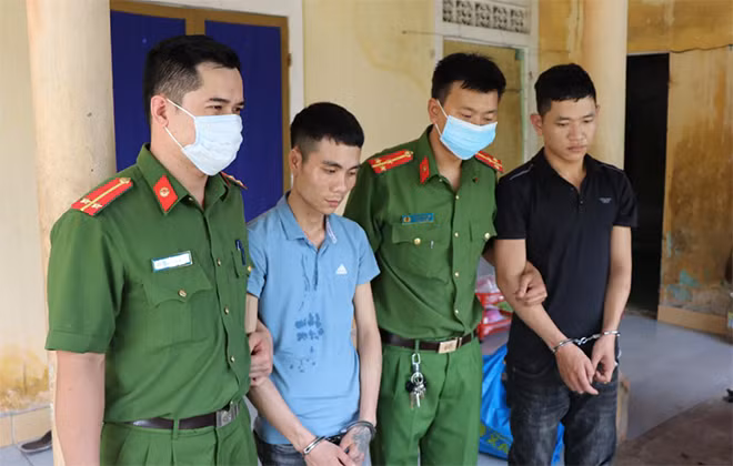 Hoàng Tấn Luyến và Bùi Văn Nghĩa khi bị bắt.