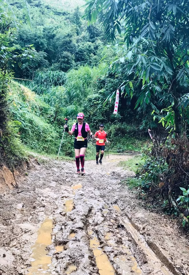 Đường chạy trail là thử thách với nhiều runner.