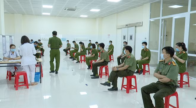 CBCS trong lực lượng Công an Sơn La được tiêm vaccine COVID-19.