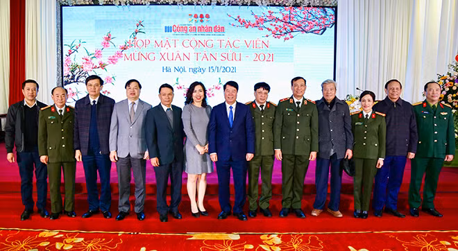 Thứ trưởng Bộ Công an Bùi Văn Nam, Thứ trưởng Bộ Công an Lê Tấn Tới, Tổng giám đốc Thông tấn xã Việt Nam Nguyễn Đức Lợi, Tổng biên tập Tạp chí Cộng sản Đoàn Minh Huấn, Phó Trưởng Ban Tuyên giáo Trung ương Lê Mạnh Hùng, nguyên Tổng biên tập Báo Nhân dân Nguyễn Hồng Vinh, Tổng biên tập Báo Quân đội nhân dân Đoàn Xuân Bộ, Người phát ngôn Bộ Ngoại giao Lê Thị Thu Hằng, nguyên Tổng cục trưởng Tổng cục Xây dựng lực lượng Công an nhân dân Phạm Văn Dần cùng Ban biên tập Báo Công an nhân dân tại cuộc họp mặt cộng tác viên mừng Xuân Tân Sửu do Báo Công an nhân dân tổ chức tại Hà Nội ngày 15/1/2021.