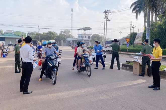Phát tờ rơi tuyên truyền phòng, chống dịch COVID-19 tại khu công nghiệp Đồng Xoài I.