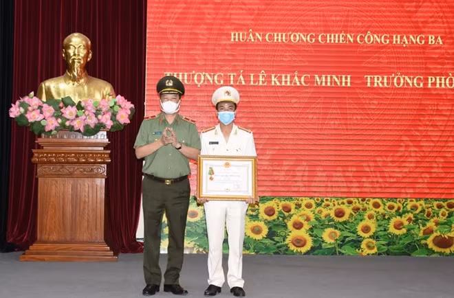 Thừa ủy quyền của Chủ tịch nước, Thủ tướng Chính phủ, Thiếu tướng Trần Phú Hà, Giám đốc Công an tỉnh trao Huân chương chiến công hạng Ba đối với Thượng tá Lê Khắc Minh, Trưởng phòng Cảnh sát điều tra tội phạm về ma túy.