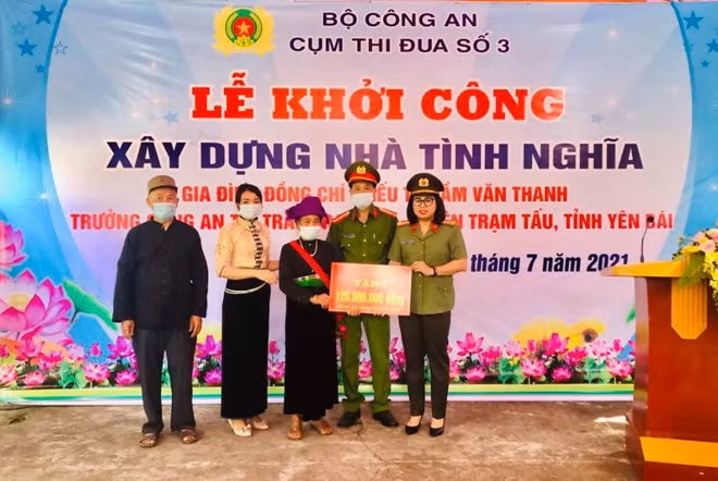 Đại tá Lê Thị Thanh Hằng, Phó Giám đốc Công an tỉnh Yên Bái, đại diện Cụm thi đua số 3 - Bộ Công an trao tiền hỗ trợ cho gia đình Thiếu tá Cầm Xuân Thanh, Trưởng Công an thị trấn Trạm Tấu, huyện Trạm Tấu.