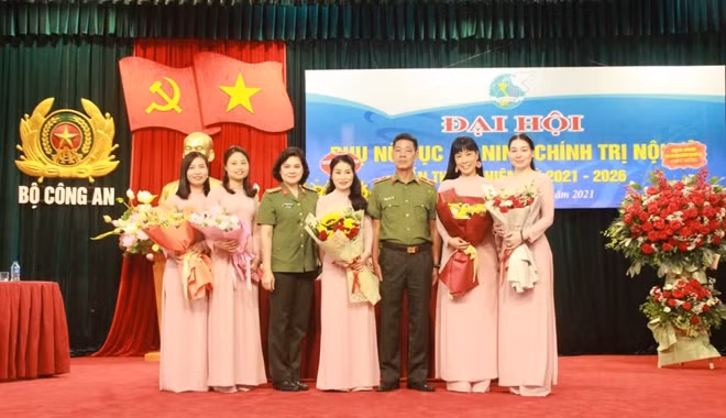 Thiếu tướng Phạm Văn Vinh cùng Ban chấp Hành hội phụ nữ Cục An ninh Chính trị Nội bộ khoá mới.