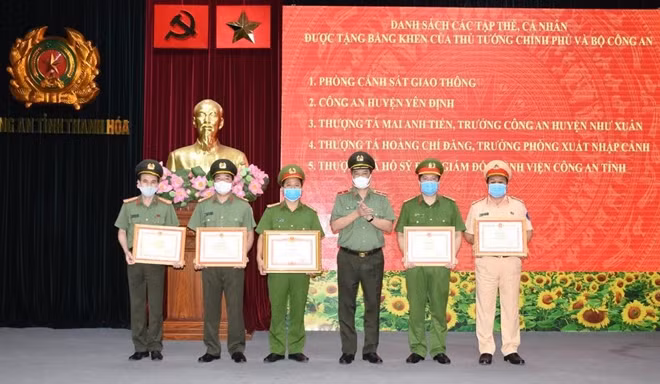 Giám đốc Công an tỉnh Thanh Hóa trao Cờ thi đua của Thủ tướng Chính phủ cho Phòng An ninh chính trị nội bộ; Bằng khen của Thủ tướng Chính phủ và Bằng khen của Bộ trưởng Bộ Công an cho các tập thể, cá nhân có thành tích xuất sắc.