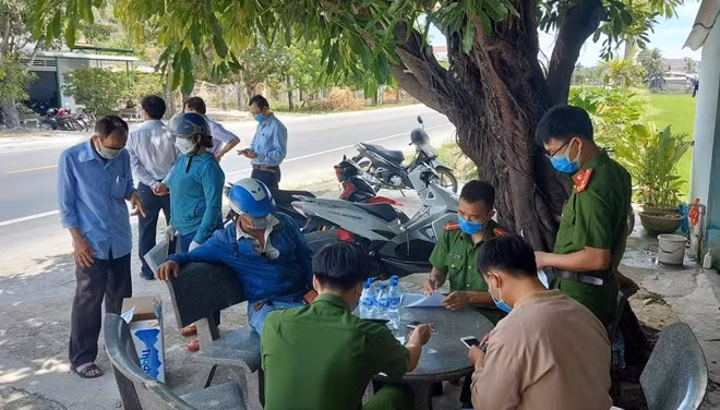 Lực lượng Công an thị xã Đức Phổ khẩn trương xuống khu dân cư ở Phổ Châu truy vết tìm các trường hợp F1, F2.